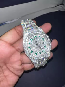 Reloj de Cuarzo con Diamantes Moissanite Modernos Urban Monarch para Hombre con Esfera Audaz y Acabado de Alto Brillo - Product Image 4