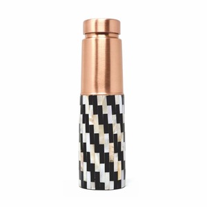 Termo Moderno de Cobre con Patrón de Mosaico Blanco y Negro, Portátil, para Viajes, Incluye Tapas - Product Image 3