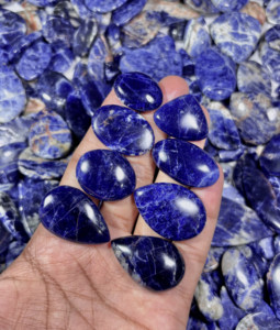 Piedras preciosas sueltas de cabujón de sodalita natural con buen acabado Piedras semipreciosas lisas hechas a mano Tamaños de formas mixtas para la curación - Product Image 2