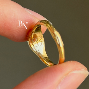 Bague East West Cushion en diamant de laboratoire, or 14 carats biologique, sertissage Gypsy, bague statement, cadeau d'anniversaire de mariage IGI - Product Image 2