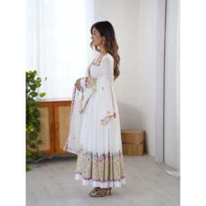 Robe Anarkali de créateur avec broderies en sequins, manches longues, bas en tissu de chiffon et dupatta - Product Image 4