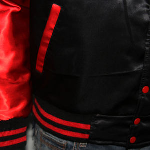 Veste universitaire en satin de polyester rouge vierge de qualité supérieure, à manches longues, avec logo personnalisé, col montant, personnalisable sur le devant - Product Image 5