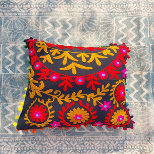 Elegante Funda de Cojín Bordada Tradicional Vintage Estilo Suzani, Ecológica y Reutilizable, con Diseño Floral Colorido y Técnica de Tejido - Product Image 5