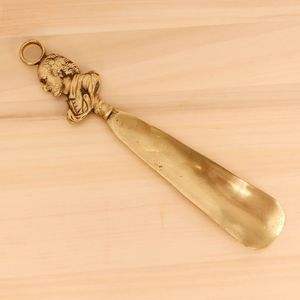 Calzador Clásico de Latón Resistente con Acabado Liso y Agarre Cómodo, Ayuda para Calzarse para Hombres y Mujeres - Product Image 4