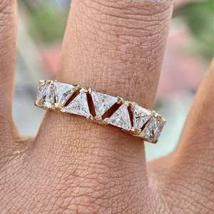 Anillo de media eternidad con diamante triangular de 1.52 quilates cultivado en laboratorio, con oro amarillo de 14 quilates, para regalo de promesa de matrimonio para novias - Product Image 4