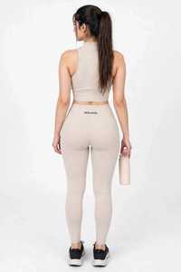 Camiseta Deportiva Corta de Punto Acanalado Beige para Mujer, Cuello Alto, Sin Mangas, con Logotipo Frontal, para Gimnasio - Product Image 4