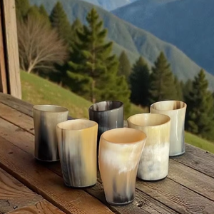 Cuerno para beber tradicional en versión de vaso decorativo para café y vino, estilo vaso de chupito, característica histórica de varias culturas. - Product Image 1