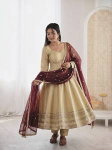 Ensemble Anarkali en soie crème avec dupatta brodé bordeaux, coupe ample, longueur ras du sol, tenue traditionnelle indienne et pakistanaise pour mariage - Product Image 4