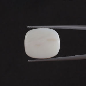 โอปอลธรรมชาติสีขาวคุณภาพดี รับรองโดย IGI น้ำหนัก 11.30 กะรัต รูปทรงคุชชั่น ขนาด 16x13.5 มม. ขัดเงาด้วยมือ สีอ่อน - Product Image 3