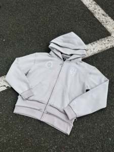 Survêtement personnalisé gris clair en molleton avec sweat à capuche zippé, pantalon de jogging évasé large, broderie ton sur ton et design streetwear minimaliste - Product Image 4