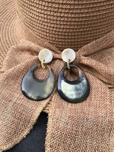 Boucles d'oreilles pendantes en corne de buffle sculptée à la main – Bijoux naturels pour femmes, usage quotidien, fournisseur en gros - Product Image 5