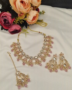 Ensemble de bijoux élégant en pierres précieuses Kundan, collier en pierres précieuses plaqué or avec des gouttes de perles, ensemble de collier avec boucles d'oreilles et mangtika pour mariage, pour femmes - Product Image 3