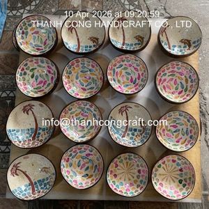 Bol en noix de coco laqué sur le thème de l'océan, motif de petits poissons colorés, vaisselle de haute qualité pour les centres de villégiature - Product Image 2