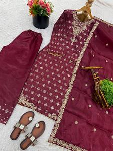 Ensemble de costume en soie GMY de créateur avec kurta brodée à manches longues, palazzo et dupatta à bordure en dentelle - Product Image 5