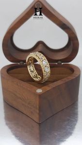 Bague d'éternité de luxe en or jaune 14K avec diamant de laboratoire taille marquise certifié IGI, large mosaïque en grappe et bordure milgrain - Product Image 2