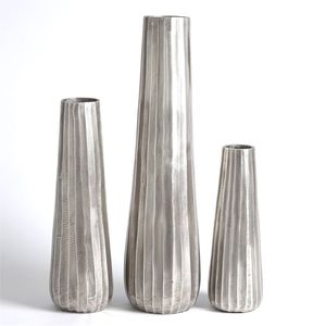Ensemble de vases en aluminium cannelé de luxe, vases à fleurs texturés argentés, centre de table décoratif moderne, décoration d'intérieur - Product Image 1