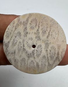 Cadran de montre personnalisé en corail naturel A K Gems, rond, 37 mm, épaisseur 0,90 mm, personnalisation de la taille/épaisseur/perforation, provenant du Rajasthan - Product Image 2