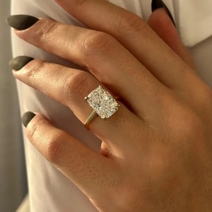 Anillo de Compromiso con Diamante Cultivado en Laboratorio de 6 Quilates, Corte Cojín, Diseño Elegante, en Oro Amarillo de 14k/18k, Ajuste Flush, Solitario, Certificado IGI - Product Image 4