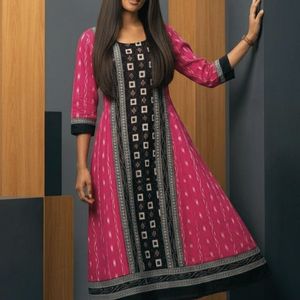 Ikkat Arts - Vestido Anarkali Bandhani Bloom en Rosa Intenso y Negro - Product Image 4