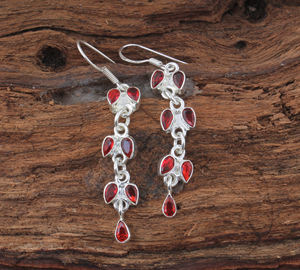 Boucles d'oreilles en argent sterling avec serti clos en forme de goutte d'eau, ornées de quartz grenat rouge, bijoux de luxe pour femme et unisexe, idéales pour les fêtes, mariages et fiançailles - Product Image 2