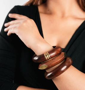 Elegante Juego de Pulseras de Madera Hechas a Mano con Brazaletes Artísticos Tallados a Mano y Decoración de Latón, Exportaciones Premium de Craft Emporium - Product Image 2