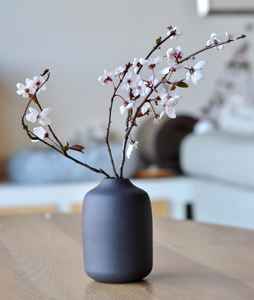 Vases à fleurs en céramique de style antique pour fleurs séchées, design antique beige, style Art Déco, par Universal Overseas - Product Image 1