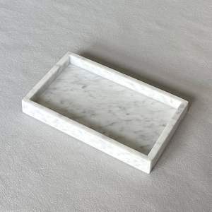 Plateau ottoman en marbre de luxe avec bords surélevés pour la décoration de salon, le service du thé et l'accentuation d'une décoration intérieure haut de gamme - Product Image 1