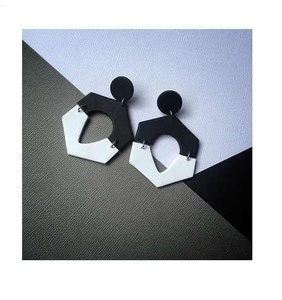 Boucles d'oreilles tendance en résine époxy pour des boucles d'oreilles personnalisées colorées et originales, idéales pour les cadeaux, la mode, la vente au détail et la vente en gros de bijoux. - Product Image 3