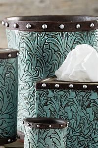 Vintage Grün Glasierte Blumenvase Handgefertigt mit Streifenmuster und Pfauenrelief für Zuhause - Product Image 2