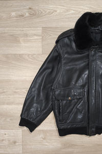 Veste en cuir surdimensionnée noire en cuir de vachette avec col en fausse fourrure amovible, faite à la main, raffinée, pour homme, veste bomber moderne personnalisée - Product Image 2