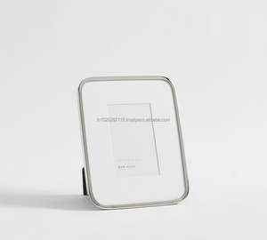 Cadre photo en métal minimaliste adapté à la décoration d'appartement moderne, design propre, présentation d'images - Product Image 2