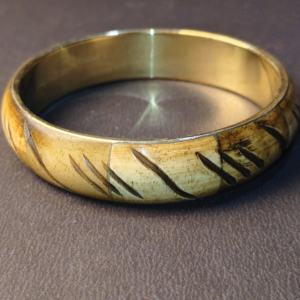 Bracelet de style vintage en laiton avec doublure intérieure, motif de feuille gravé foncé, incrustation de style osseux sculpté, bijoux ethniques tribaux - Product Image 6