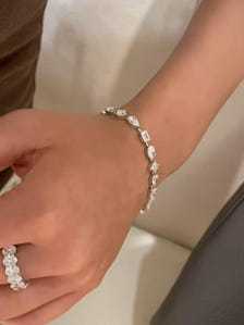 Pulsera de tenis Apricot Jewels con 20 quilates de diamantes cultivados en laboratorio de corte pera, piedras laterales de esmeralda, certificado IGI, oro blanco de 14K, lujo clásico - Product Image 3
