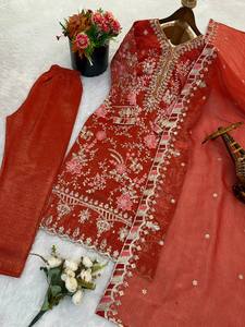 Conjunto de traje de seda crujiente de diseñador con bordado pesado y lentejuelas, completamente cosido, listo para usar, con top, pantalón y dupatta, atuendo étnico. - Product Image 6