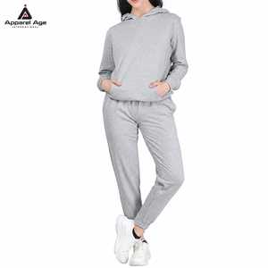 Ensemble survêtement 2 pièces pour femme, pantalon de jogging et sweat à capuche gris uni, personnalisable avec logo, haute qualité, vente en gros - Product Image 1