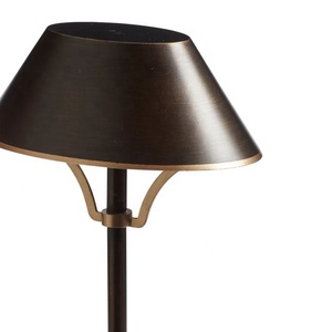 Lampe de table en métal Heritage Column avec abat-jour conique, éclairage ambiant chaud, base en fer durable pour une décoration élégante de la maison - Product Image 3