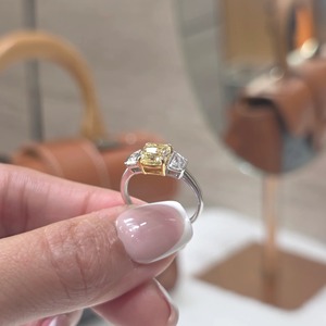 Bague de fiançailles de luxe en or bicolore 14K avec diamant jaune fantaisie de 2,30 carats de taille coussin, cultivé en laboratoire, trois pierres, sertissage en barrette trapézoïdale - Product Image 2
