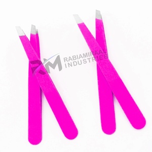 Pinza para cejas RMI Silver Tip personalizada, color rosa oscuro con recubrimiento en polvo y punta angular. - Product Image 4