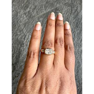 Anillo de Tres Piedras con Diamante Blanco Corte Cojín en Oro Amarillo Sólido con Detalles Laterales de Diamantes Redondos, Engaste Moderno y Excelente para Regalo - Product Image 4