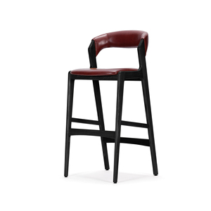 Chaise de bar moderne de style mid-century avec accoudoirs fixes, siège et dossier en cuir rouge, structure en bois massif - Utilisation commerciale et domestique - Product Image 1
