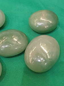 Piedra de palmilla de aventurina verde natural, suave, para curar el chakra del corazón, meditación, alivio de la ansiedad, abundancia y suerte. - Product Image 3
