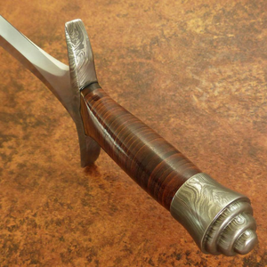 Cuchillo Bowie de Caza Hecho a Mano de Acero D2 con Mango de Cuerno de Ciervo, Hoja Fija Plateada y Guarda Decorativa para Camping y Caza al Aire Libre - Product Image 2
