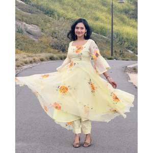 Vestido Largo de Mujer con Mangas con Volantes y Estampado Digital en Georgette, Color Limón - Product Image 5