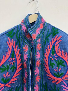 Veste courte en coton brodée Suzani bleue pour femme, motif floral rose, style bohème ethnique, faite à la main - Product Image 5