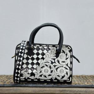 Bolso de Mano de Cuero de Lujo con Diseño de Cuadros Blancos y Negros y Bordado Floral - Product Image 1