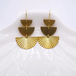 Modernos Pendientes de Flor Bohemia en Latón Chapado en Oro, Joyería de Zafiro Hecha a Mano, Elegante y de Alta Calidad, Personalizable - Product Image 3