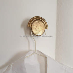 Elegantes ganchos de pared de latón para casas rústicas de estilo vintage o victoriano que ofrecen tanto decoración como valor de utilidad - Product Image 1