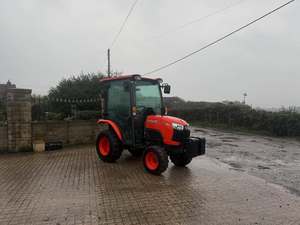 Tracteur agricole compact d'occasion pas cher B2231 22HP à transmission par engrenages 2 roues motrices avec cabine fermée - Product Image 2