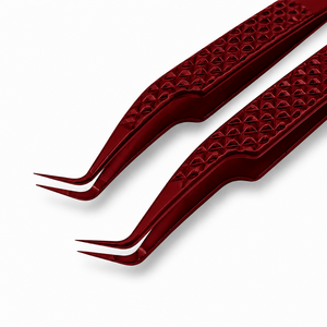Pinzas para pestañas rojas con textura de diamante y extremos en forma de S para una aplicación precisa - Product Image 2