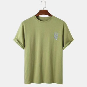 เสื้อยืดคอกลมแขนสั้นผู้ชาย สีเขียว พิมพ์ลายตัวอักษร ปลายแขนพับได้ สไตล์ลำลอง ทรงโอเวอร์ไซส์ ผ้าฝ้าย 100% ซักย้อมสีแบบแอซิด ระบายอากาศได้ดี - Product Image 1